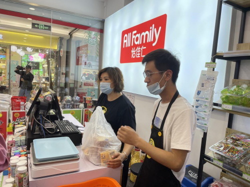 《买了东西有话说》听听怡佳仁零食店加盟品牌店里消费者们的心声