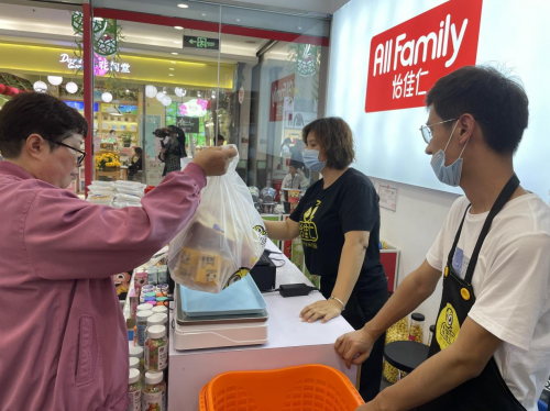 《买了东西有话说》听听怡佳仁零食店加盟品牌店里消费者们的心声